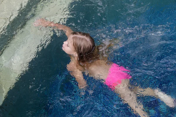 Αεροφωτογραφία Του Μικρού Κοριτσιού Που Κολυμπάει Στο Νερό Της Πισίνας — Φωτογραφία Αρχείου