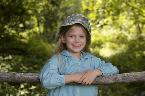 숲에서 사랑스러운 소녀의 솔직한 자연에서 시간을 보내고 시골에서 — 스톡 사진