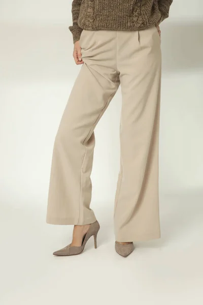 Modelo Femenino Con Pantalones Pierna Ancha Beige Smart Casual Gran — Foto de Stock