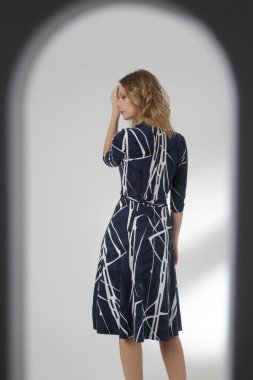 Stüdyo fotoğraflarının serisi. Mavi elbiseli genç bir manken.