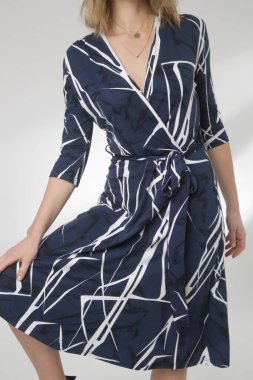 Stüdyo fotoğraflarının serisi. Mavi elbiseli genç bir manken.