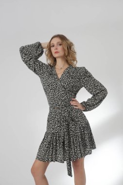 Stüdyo fotoğraflarının serisi. Genç bayan modelin günlük kıyafetleri içinde.