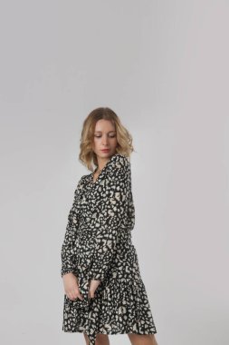 Stüdyo fotoğraflarının serisi. Genç bayan modelin günlük kıyafetleri içinde.