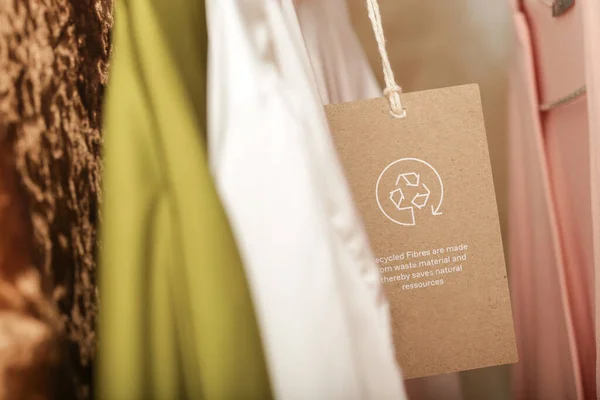 Giysi Etiketini Geri Dönüşüm Simgesiyle Kapat Ürün Geri Dönüşümü Kavramı — Stok fotoğraf