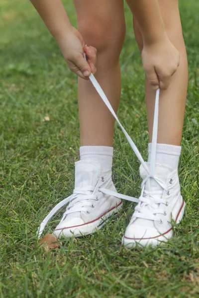 Criança Amarrar Sapatos Menina Lutando Para Amarrar Atacadores Aprendizagem Infantil — Fotografia de Stock