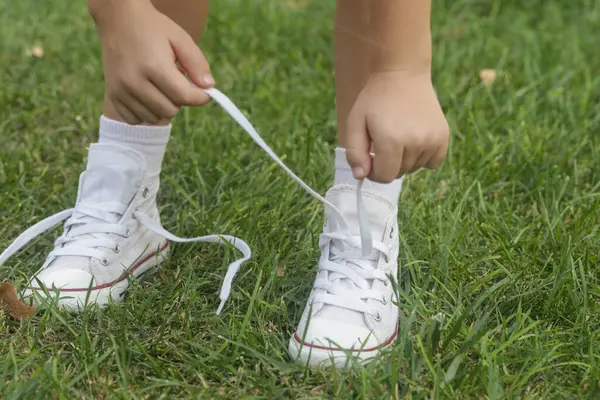아이가 신발을 레이스를 고군분투하는 어린이 — 스톡 사진