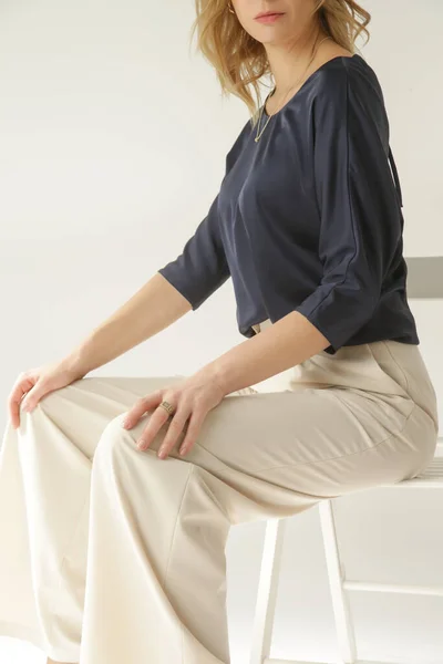 간단한 아름다운 블라우스 바지를 착용하는 모델의 스튜디오 세리에 — 스톡 사진