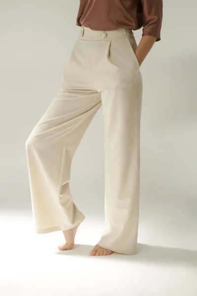 Γυναικείο Μοντέλο Που Φοράει Μπεζ Smart Casual Παντελόνι Φωτογραφία Στούντιο — Φωτογραφία Αρχείου