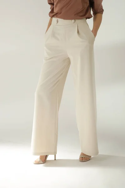 Modelo Femenino Con Pantalones Gran Altura Casual Beige Smart Captura — Foto de Stock