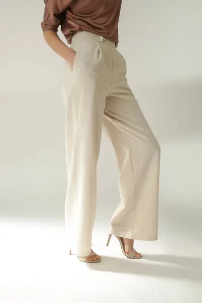 女模特穿着米色智能休闲裤 工作室拍摄 — 图库照片