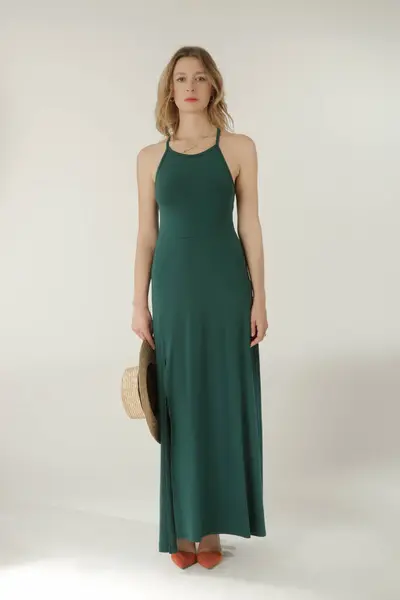 女模特穿着紧身绿色连衣裙的工作室时尚肖像 — 图库照片