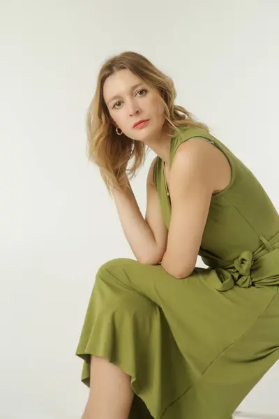 穿着绿色粘胶包裹裙的年轻女模特的演播室照片系列 — 图库照片