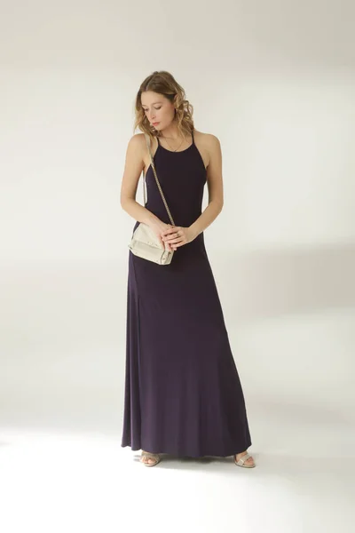 Студийный Модный Портрет Модели Длинном Обтягивающем Фиолетовом Платье — стоковое фото