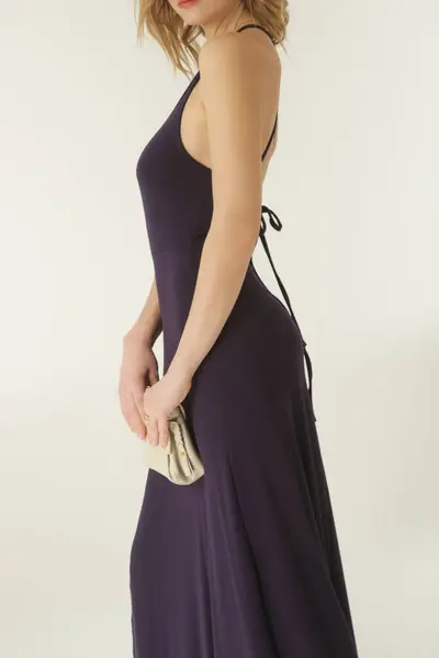 보라색 드레스에 모델의 스튜디오 초상화 — 스톡 사진