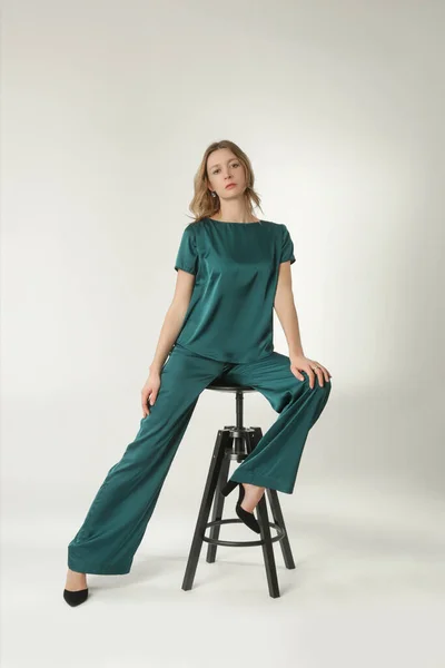 Serie Studio Foton Ung Kvinnlig Modell Grön Silke Outfit — Stockfoto