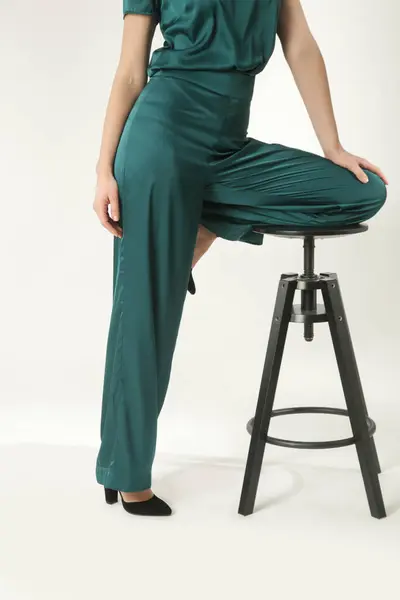 Serie Studiofoto Van Jong Vrouwelijk Model Groene Zijden Outfit — Stockfoto