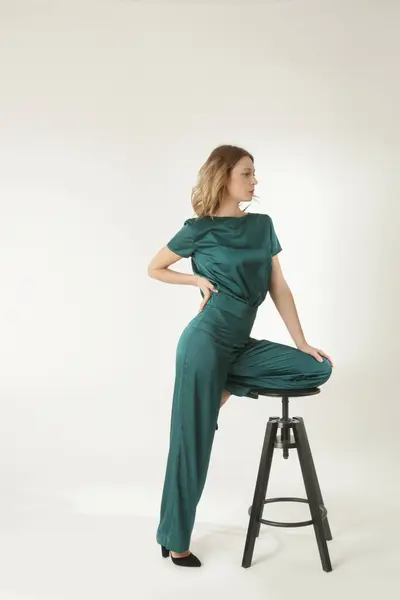 绿色丝绸服装中年轻女模特的摄影棚照片系列 — 图库照片