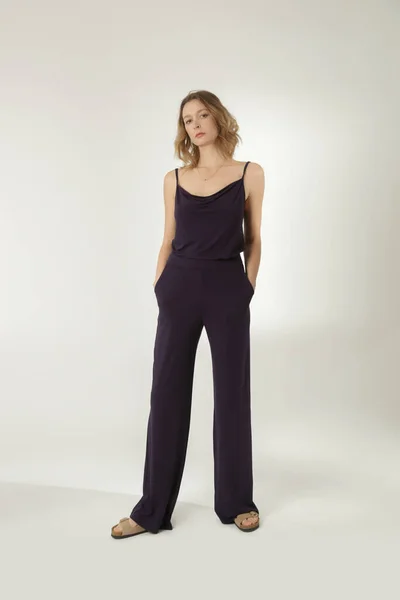 快適な基本服 カミソールシャツ 広い脚のズボン オーガニックコットン製の居心地の良いラウンジウェアを着た若い女性モデルのスタジオ写真 — ストック写真