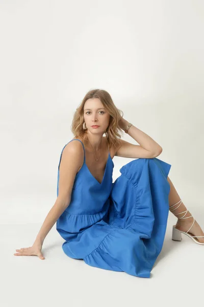 穿着蓝色粘胶长裙的年轻女模特的演播室照片系列 休闲时尚的夏装 春夏时尚潮流 — 图库照片