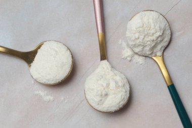 Beyaz toz kaşıkta. Kolajen protein tozu veya buğday unu. Besin takviyesi, diyet, detoks, önleyici sağlık ve sağlıklı yaşam tarzı kavramı. 