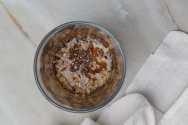 Mermer masada bir bardak bitki çayı.