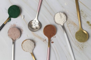 Sağlık ve güzellik için farklı besin takviyeleri - kolajen, vitamin, biyotin, haplardaki protein ve toz