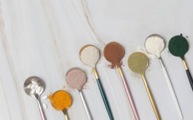 Sağlık ve güzellik için farklı besin takviyeleri - kolajen, vitamin, biyotin, haplardaki protein ve toz