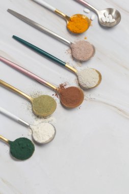 Sağlık ve güzellik için farklı besin takviyeleri - kolajen, vitamin, biyotin, haplardaki protein ve toz