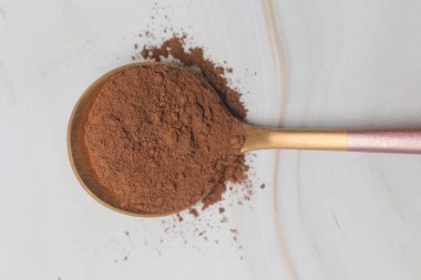 Kaşık içinde şekersiz kakao tozu.