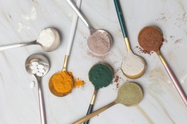 Sağlık ve güzellik için farklı besin takviyeleri - kolajen, vitamin, biyotin, haplardaki protein ve toz