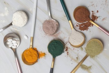 Sağlık ve güzellik için farklı besin takviyeleri - kolajen, vitamin, biyotin, haplardaki protein ve toz