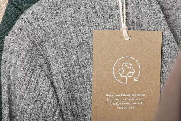 Gros Plan Étiquette Vêtements Avec Icône Recyclage Concept Produits Recyclage — Photo