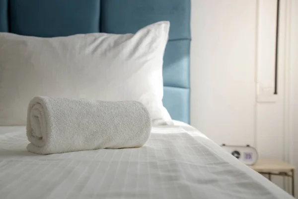 ホテルのスイートのベッドのクリーンバスタオル — ストック写真