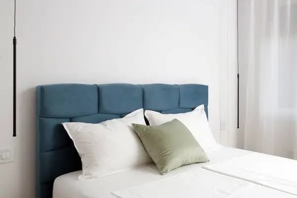 居心地の良いエレガントなベッドルーム 最小限のデザインのベッドサイドランプ付きのキングサイズベッド — ストック写真