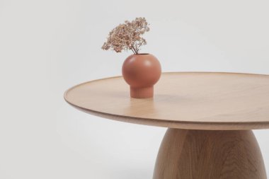 Ahşap masada kuru çiçekli seramik vazo, el yapımı, şık, minimalistçe ev dekorasyonu