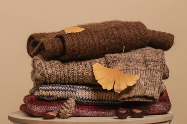 Sonbahar kuru yapraklı yün kazak yığını. Kış mevsimi konsepti.