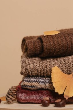 Sonbahar kuru yapraklı yün kazak yığını. Kış mevsimi konsepti.