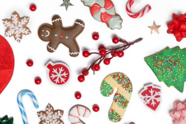 Beyaz arka planda izole edilmiş Noel dekorasyonu unsurları. Noel, kış tatili, yeni yıl konsepti.