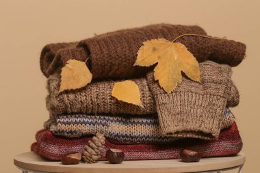 Sonbahar kuru yapraklı yün kazak yığını. Kış mevsimi konsepti.