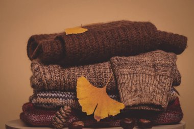 Sonbahar kuru yapraklı yün kazak yığını. Kış mevsimi konsepti.