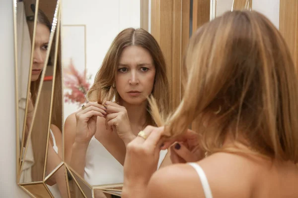 鏡の前で彼女の頭皮と髪を調べる美しい若い女性の肖像画 髪の根 脱毛や乾燥頭皮の問題 — ストック写真