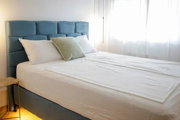 居心地の良いエレガントなベッドルーム ブルーキングサイズベッド ホワイトコットンベッド付 — ストック写真