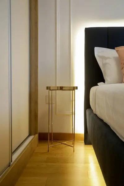 Dormitorio Simple Moderno Cama King Size Con Iluminación Led Oculta — Foto de Stock