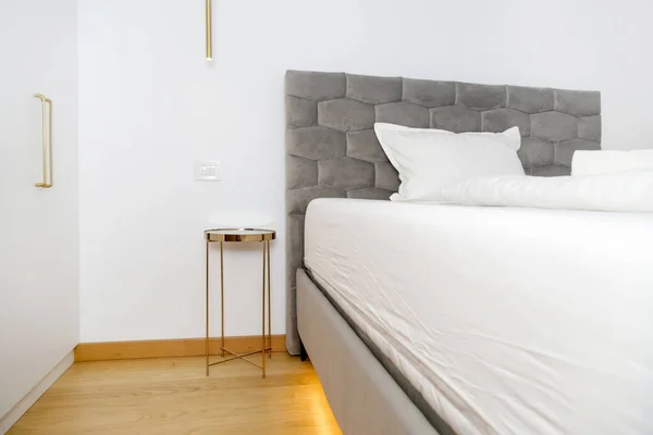 シンプルでモダンなベッドルーム 下に隠されたLed照明とエレガントなベッドサイドテーブル付きのキングサイズベッド — ストック写真