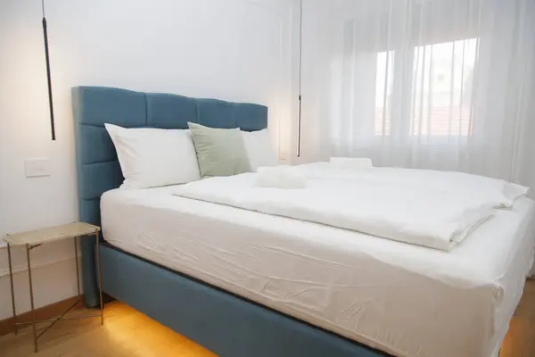 Dormitorio Simple Moderno Cama King Size Con Iluminación Led Oculta — Foto de Stock