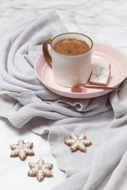 Noel kurabiyeleri ve çikolatalı süt kupası, kış tatili tatlısı ve dekorasyon konsepti.