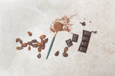 Farklı sunumlarda kakao, fasulye, toz ve çikolata