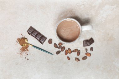 Farklı sunumlarda kakao, sıcak içecek, fasulye, toz ve çikolata.