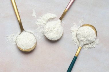 Beyaz toz kaşıkta. Kolajen protein tozu veya buğday unu. Besin takviyesi, diyet, detoks, önleyici sağlık ve sağlıklı yaşam tarzı kavramı.