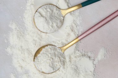 Beyaz toz kaşıkta. Kolajen protein tozu veya buğday unu. Besin takviyesi, diyet, detoks, önleyici sağlık ve sağlıklı yaşam tarzı kavramı.